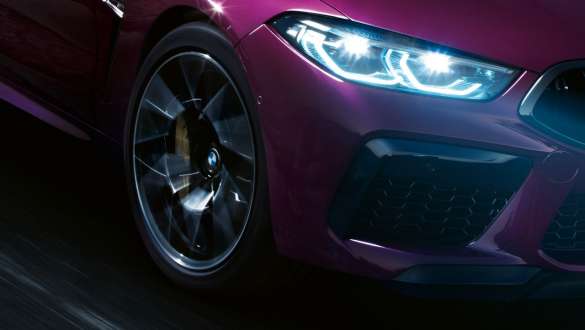 BMW M8 Competition Gran Coupé cu suspensie M adaptivă Imagine în prim-plan cu partea frontală a BMW M8 Competition Gran Coupé, F93, 2020, în Ametrin metalizat de la BMW Individual cu suspensie M adaptivă