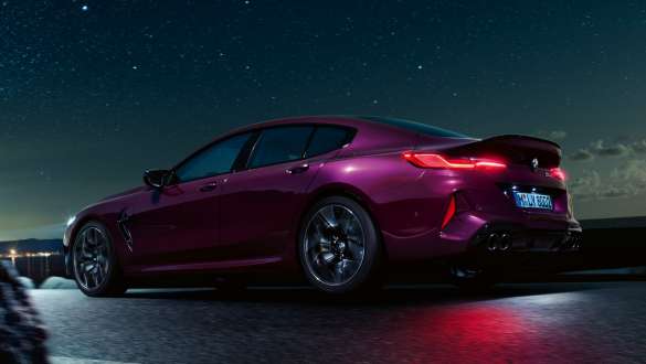 Imagine de jos cu trei sferturi din partea laterală a BMW M8 Competition Gran Coupé Imagine de jos cu trei sferturi din partea laterală a BMW M8 Competition Gran Coupé cu xDrive M, F93, 2020, în Ametrin metalizat de la BMW Individual
