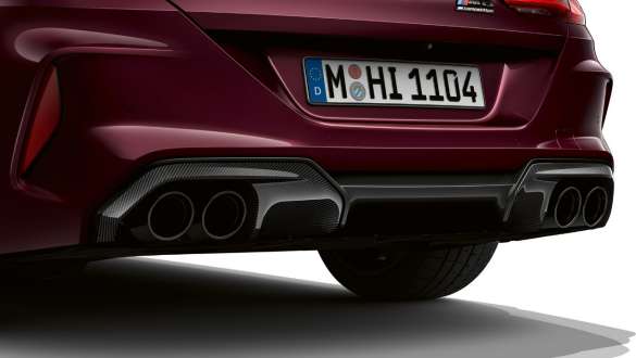 Sistemul de evacuare M Sport al BMW M8 Competition Gran Coupé Imagine în prim-plan cu partea spate cu sistemul de evacuare M Sport al BMW M8 Competition Gran Coupé, F93, 2020, în Ametrin metalizat de la BMW Individual
