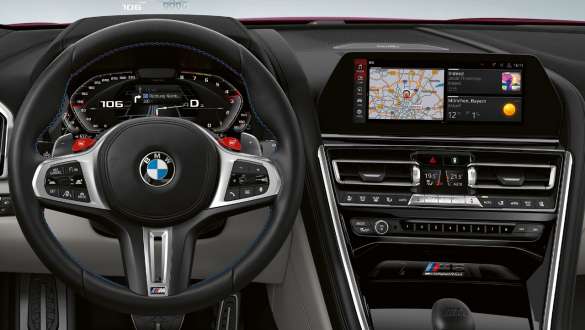 Panoul de instrumente specific M al BMW M8 Competition Gran Coupé Imagine din habitaclul BMW M8 Competition Gran Coupé, F93, 2020, cu panoul de instrumente specific M