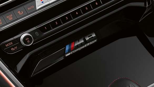 Emblema „Competition” a BMW M8 Competition Gran Coupé Imagine din interiorul BMW M8 Competition Gran Coupé, F93, 2020, cu consola centrală şi emblema „Competition”