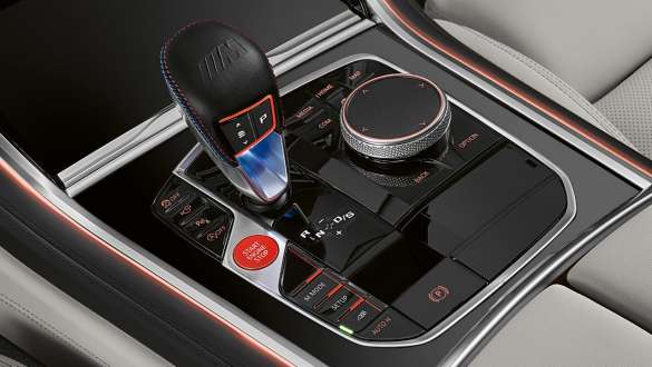 Schimbătorul de viteze M al BMW M8 Competition Gran Coupé Imagine din interiorul BMW M8 Competition Gran Coupé, F93, 2020, cu schimbătorul de viteze M