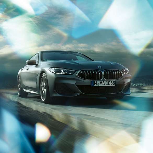 Imagine cu trei sferturi din partea frontală a BMW M850i xDrive Gran Coupé Imagine cu trei sferturi din partea frontală a BMW M850i xDrive Gran Coupé, G16, 2019, în Frozen Bluestone metalizat de la BMW Individual