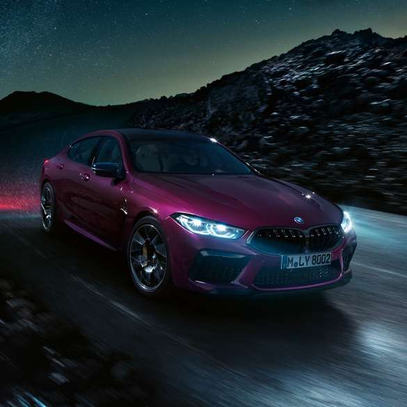 Imagine cu trei sferturi din partea frontală a BMW M8 Competition Gran Coupé Imagine cu trei sferturi din partea frontală a BMW M8 Competition Gran Coupé, F93, 2020, în Ametrin metalizat de la BMW Individual