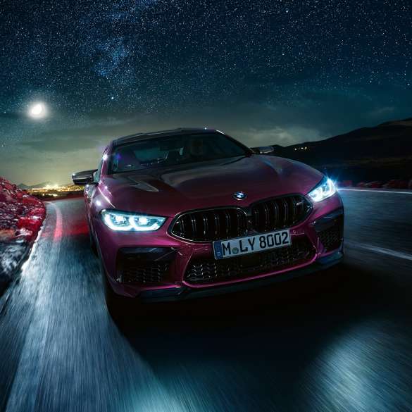 Imagine cu partea frontală a BMW M8 Competition Gran Coupé, rulând Imagine cu partea frontală a BMW M8 Competition Gran Coupé, F93, 2020, în Ametrin metalizat de la BMW Individual, rulând