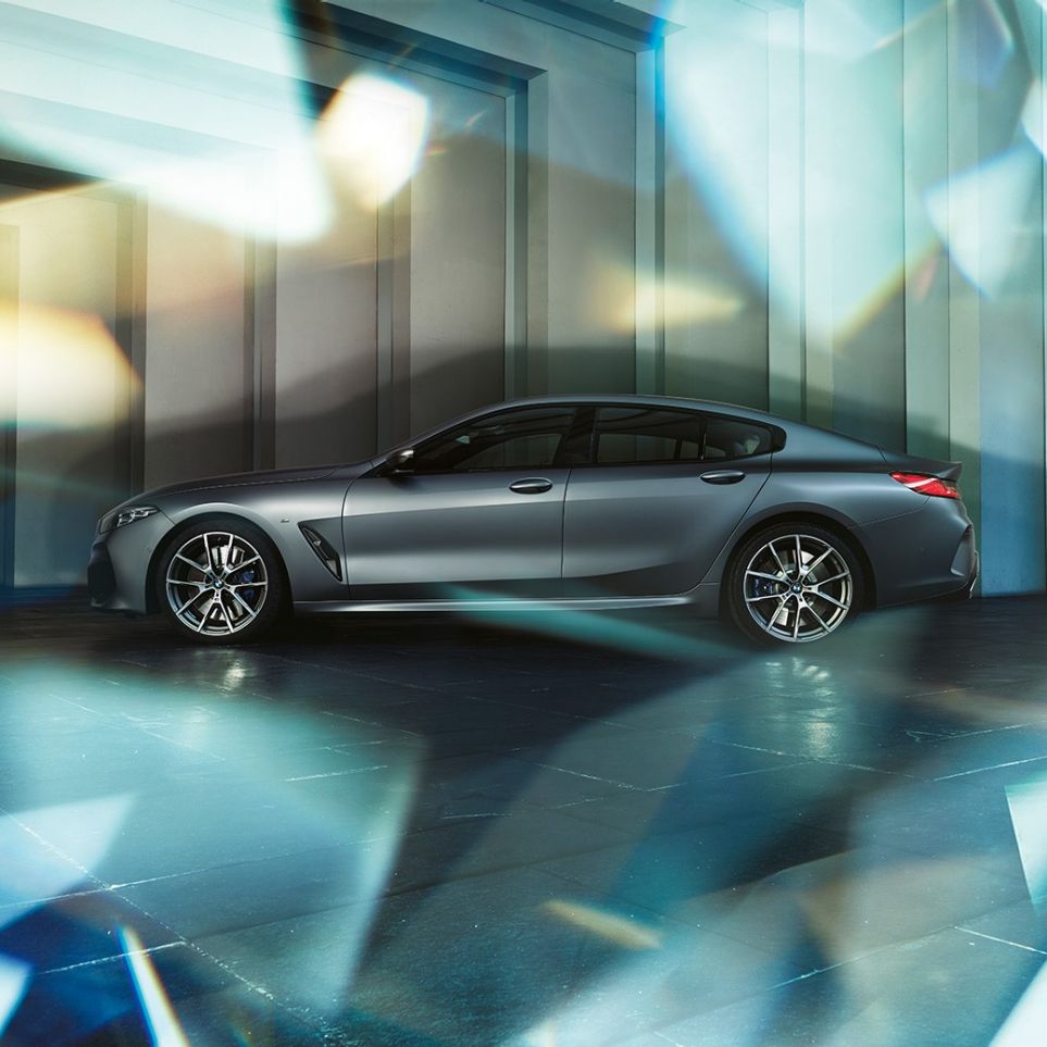 Silueta coupé a BMW M850i xDrive Gran Coupé Imagine din lateral cu silueta coupé a BMW M850i xDrive Gran Coupé, G16, 2019, în Frozen Bluestone metalizat de la BMW Individual