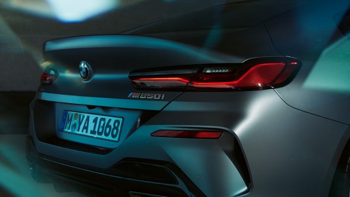 Imagine în prim-plan cu partea spate a BMW M850i xDrive Gran Coupé Imagine în prim-plan cu partea spate a BMW M850i xDrive Gran Coupé, G16, 2019, în Frozen Bluestone metalizat de la BMW Individual