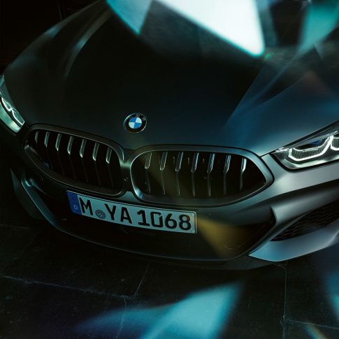 Grila frontală a BMW M850i xDrive Gran Coupé Imagine în prim-plan cu grila frontală a BMW M850i xDrive Gran Coupé, G16, 2019, în Frozen Bluestone metalizat de la BMW Individual