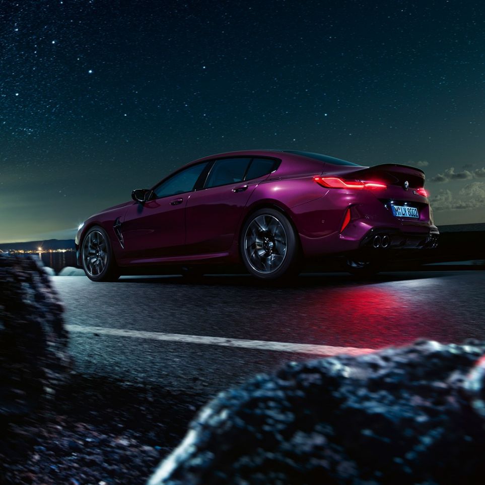 Imagine de jos cu trei sferturi din partea spate a BMW M8 Competition Gran Coupé Imagine de jos cu trei sferturi din partea spate a BMW M8 Competition Gran Coupé, F93, 2020, în Ametrin metalizat de la BMW Individual