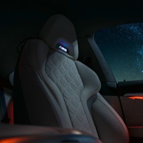 Scaunele M Sport cu logo „M8” ale BMW M8 Competition Gran Coupé Imagine din interior cu scaunele M Sport cu logo „M8” ale BMW M8 Competition Gran Coupé, F93, 2020