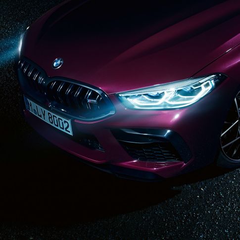 Imagine în prim-plan cu partea laterală faţă a BMW M8 Competition Gran Coupé Imagine în prim-plan cu partea laterală faţă a BMW M8 Competition Gran Coupé, F93, 2020, în Ametrin metalizat de la BMW Individual cu faruri BMW Laserlight