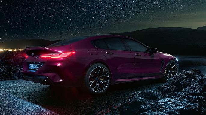 Imagine cu trei sferturi din partea laterală spate a BMW M8 Competition Gran Coupé Imagine cu trei sferturi din partea laterală spate a BMW M8 Competition Gran Coupé, F93, 2020, în Ametrin metalizat de la BMW Individual
