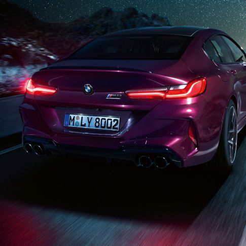 Imagine în prim-plan cu partea spate a BMW M8 Competition Gran Coupé Imagine în prim-plan cu partea spate a BMW M8 Competition Gran Coupé, F93, 2020, în Ametrin metalizat de la BMW Individual