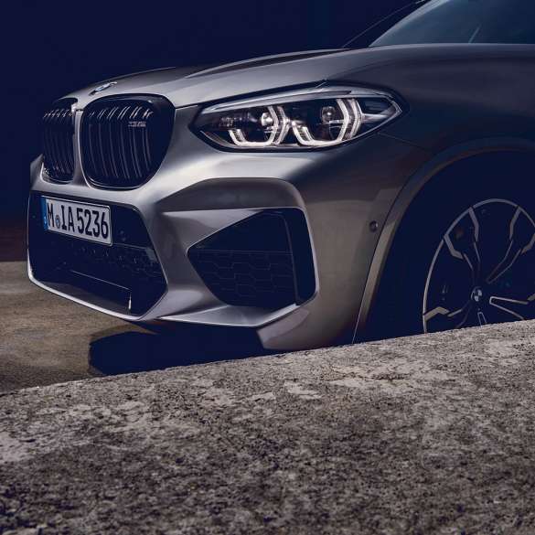Imagine cu partea laterală faţă a BMW X3 M Competition. Imagine cu partea laterală faţă a BMW X3 M Competition în Gri Donington metalizat.
