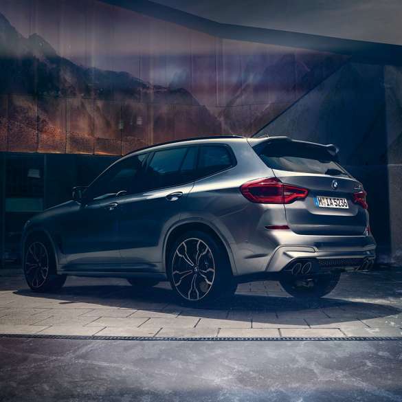 Imagine cu partea laterală spate a BMW X3 M Competition. Imagine cu partea laterală spate a BMW X3 M Competition în Gri Donington metalizat.