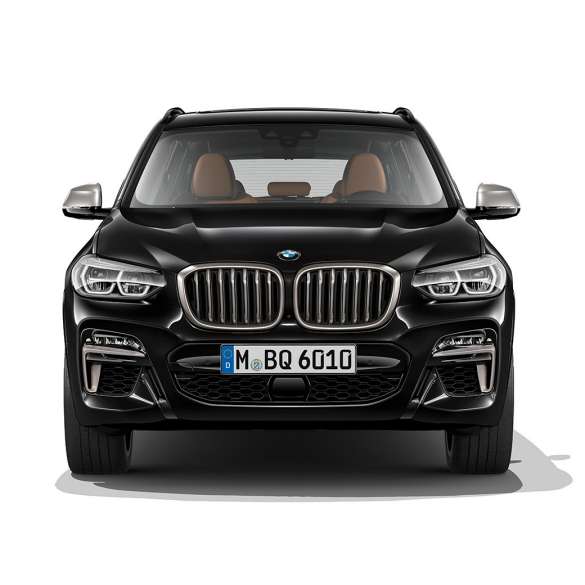 Perspectivă faţă a BMW X3 M40i şi BMW X3 M40d. Perspectivă faţă a exteriorului BMW X3 M40i şi BMW X3 M40d în Negru Sapphire metalizat.