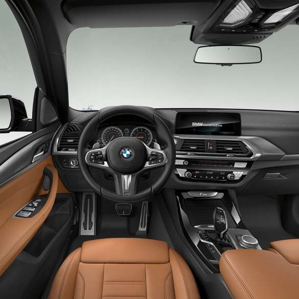Habitaclul BMW X3 M40i şi BMW X3 M40d. Habitaclul BMW X3 M40i şi BMW X3 M40d, cu volan M îmbrăcat în piele şi scaune M Sport.