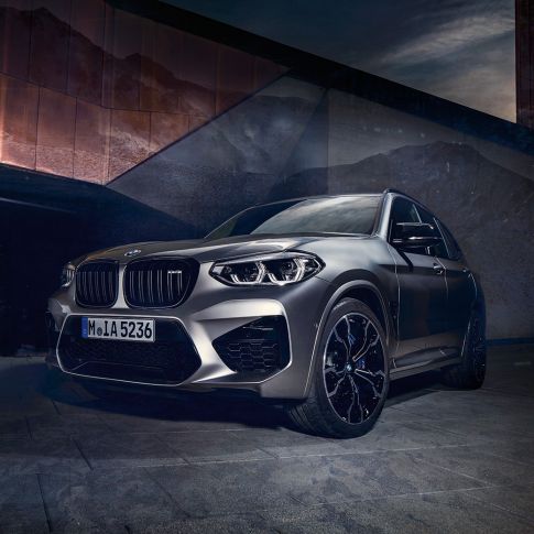 Imagine cu trei sferturi din partea frontală a BMW X3 M Competition. Imagine cu trei sferturi din partea frontală exterioară a BMW X3 M Competition în Gri Donington metalizat.