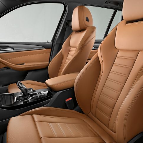 Interiorul BMW X3 M40i şi BMW X3 M40d. Interiorul sportiv şi confortabil cu scaune Sport al BMW X3 M40i şi BMW X3 M40d.