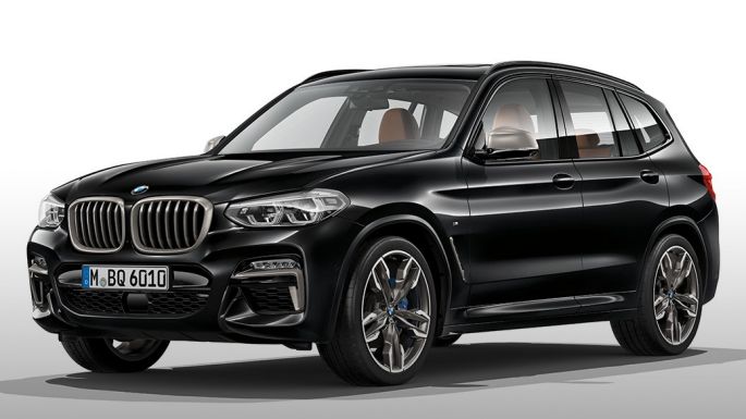 Perspectivă laterală a BMW X3 M40i şi BMW X3 M40d. Perspectivă laterală a exteriorului BMW X3 M40i şi BMW X3 M40d în Negru Sapphire metalizat.