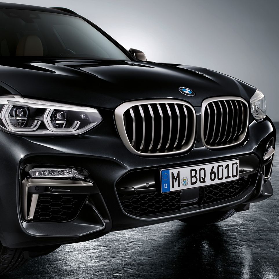 Imagine cu partea frontală a BMW X3 M40i şi BMW X3 M40d. Imagine cu partea frontală exterioară a BMW X3 M40i şi BMW X3 M40d în Negru Sapphire metalizat, cu elemente de design în Gri Cerium.