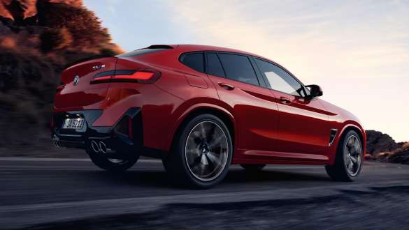 xDrive M BMW X4 M F98 LCI Facelift 2021 Imagine cu trei sferturi din partea din spate a unui BMW X4 M F98 LCI Facelift 2021 xDrive M în timp ce se deplasează pe o şosea