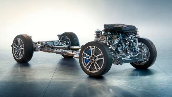 Suspensie specifică M BMW X4 M F98 LCI Facelift 2021 Imagine din partea frontală a suspensiei specifice M de pe un BMW X4 M F98 LCI Facelift 2021 Roşu Toronto în timp ce intră într-un viraj
