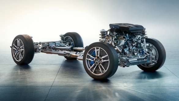 Suspensia specifică M de pe un BMW X4 M Competition F98 LCI Facelift 2021 Imagine din partea laterală cu suspensia specifică M de pe un BMW X4 M Competition F98 LCI Facelift 2021 în timp ce derapează controlat sub nişte poduri
