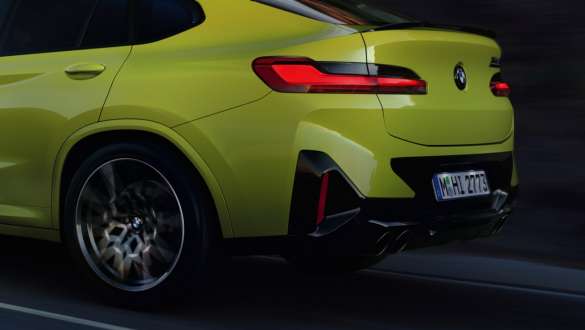 xDrive M BMW X4 M Competition F98 LCI Facelift 2021 Imagine cu trei sferturi din partea din spate a unui BMW X4 M Competition F98 LCI Facelift 2021 xDrive M