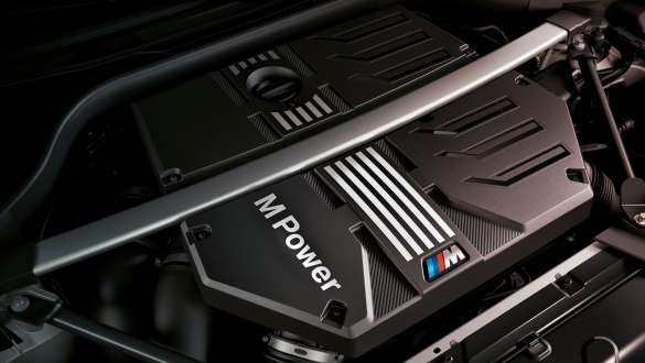 Motorul BMW M TwinPower Turbo pe benzină cu 6 cilindri în linie din BMW X4 M Competition F98 LCI 2021 Imagine în prim plan cu motorul BMW M TwinPower Turbo pe benzină cu 6 cilindri în linie din BMW X4 M Competition F98 LCI Facelift 2021