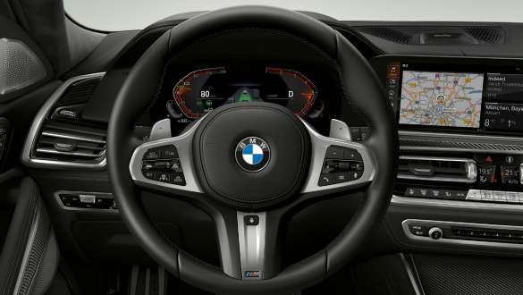 Imagine din interior cu volanul M îmbrăcat în piele al BMW X6 M50i Imagine în prim plan din interior cu volanul M îmbrăcat în piele al modelului BMW X6 M50i G06 SUV