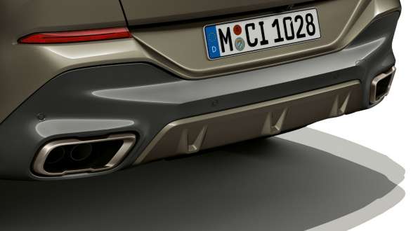 Imagine din partea din spate a BMW X6 M50i cu sistemul de evacuare M Sport Imagine din partea din spate a BMW X6 M50i cu accent pe sistemul de evacuare M Sport