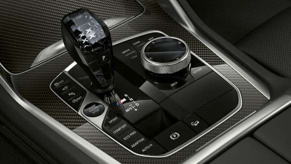 Schimbătorul de viteze cu emblema M al modelului BMW X6 M50i G06 Imagine în prim plan din interior cu schimbătorul de viteze cu emblema M al BMW X6 M50i G06