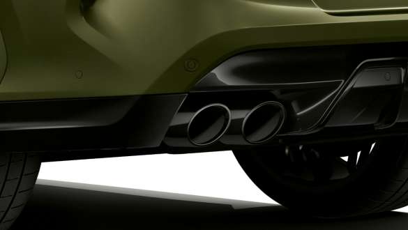 Ornamentele negre cromate ale ţevilor de eşapament ale BMW X6 M Competition Imagine cu exteriorul BMW X6 M Competition, F96, în Verde Urban de la BMW Individual, cu ornamente negre cromate ale ţevilor de eşapament
