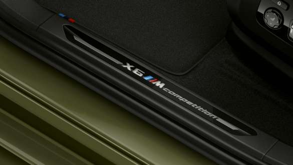 BMW X6 M Competition cu pragurile portierelor cu inscripţie „X6 M Competition” Imagine cu exteriorul BMW X6 M Competition, F96 2020, cu pragurile portierelor cu inscripţie „X6 M Competition”