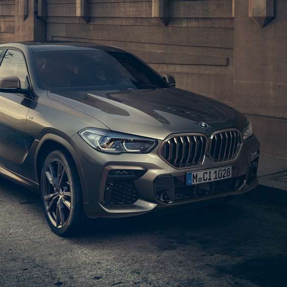 Modelul BMW X6 M50i cu motor M TwinPower Turbo pe benzină cu 8 cilindri Imagine cu trei sferturi din partea laterală a modelului BMW X6 M50i cu motor M TwinPower Turbo pe benzină cu 8 cilindri G06, Manhattan