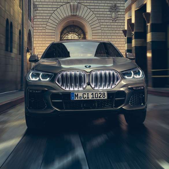 Motor M TwinPower Turbo pe benzină al modelului BMW X6 M50i Imagine din partea frontală cu BMW X6 M50i cu motor M TwinPower Turbo pe benzină G06, Manhattan