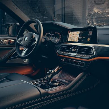 Habitaclul X6 M50i Habitaclul orientat către conducătorul auto BMW X6 M50i