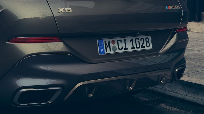 Imagine din partea din spate a BMW X6 M50i Imagine în prim plan din spate cu BMW X6 M50i
