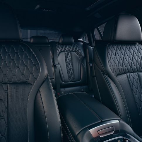 Scaunele sport ale BMW X6 M50i Imagine din interior cu accent pe scaunele sport ale BMW X6 M50i