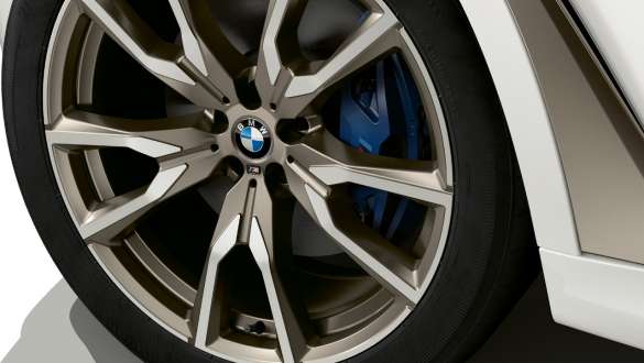 BMW X7 M G07 2019 cu frâne M Sport Imagine în prim plan cu roata din aliaj uşor a unui BMW X7 M G07 2019 cu frâne M Sport