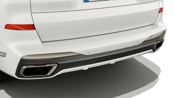 BMW X7 M G07 2019 cu ornamente specifice M pentru ţeava de eşapament Imagine în prim plan cu ţeava de eşapament a unui BMW X7 M G07 2019 cu ornamente specifice M pentru ţeava de eşapament