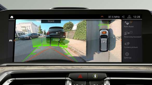 BMW X7 M G07 2019 cu Asistentul la parcare Plus Imagine cu Control Display dintr-un BMW X7 M G07 2019 cu Asistentul la parcare Plus