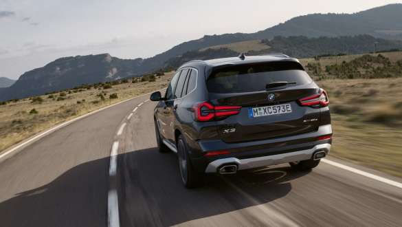 Imagine din partea din spate cu modurile de conducere ale BMW X3 xDrive30e G01 2021 plug-in hybrid în Gri Sophisto, în mers Modurile de conducere ale BMW X3 xDrive30e G01 2021 plug-in hybrid