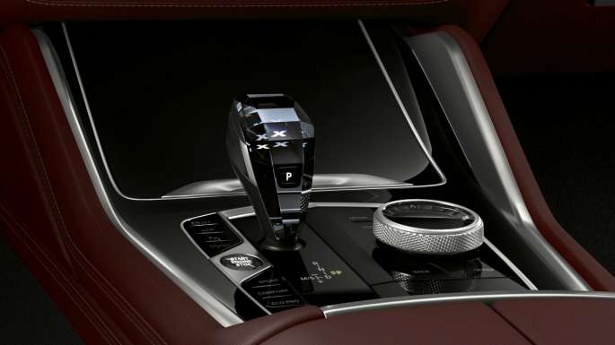 Consola centrală a modelului BMW X6 cu pachet BMW Individual. Imagine în prim-plan cu consola centrală a BMW X6 cu pachet BMW Individual.
