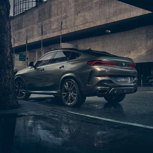 Exteriorul BMW X6. Imagine cu trei sferturi din partea spate a BMW X6, într-un mediu urban.