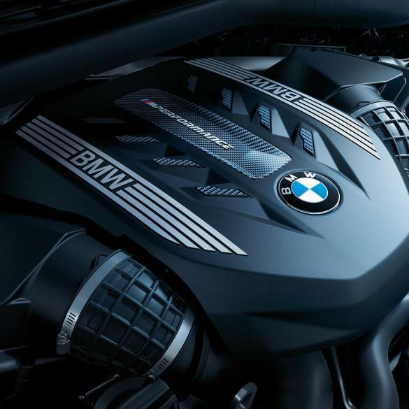 Motorul BMW X6. Imagine în prim-plan cu motorul BMW X6.