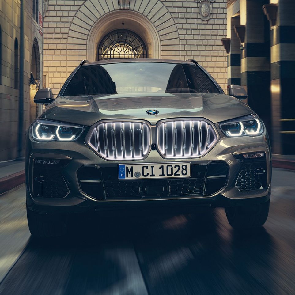 Imagine din faţă cu BMW X6, într-un mediu urban.