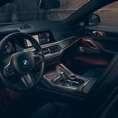 Imagine cu habitaclul BMW X6 cu ecrane de 12,3”.