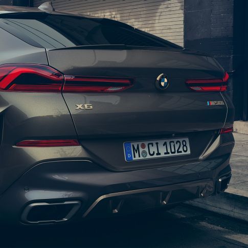 Imagine în prim-plan cu sistemul de evacuare M Sport al BMW X6.